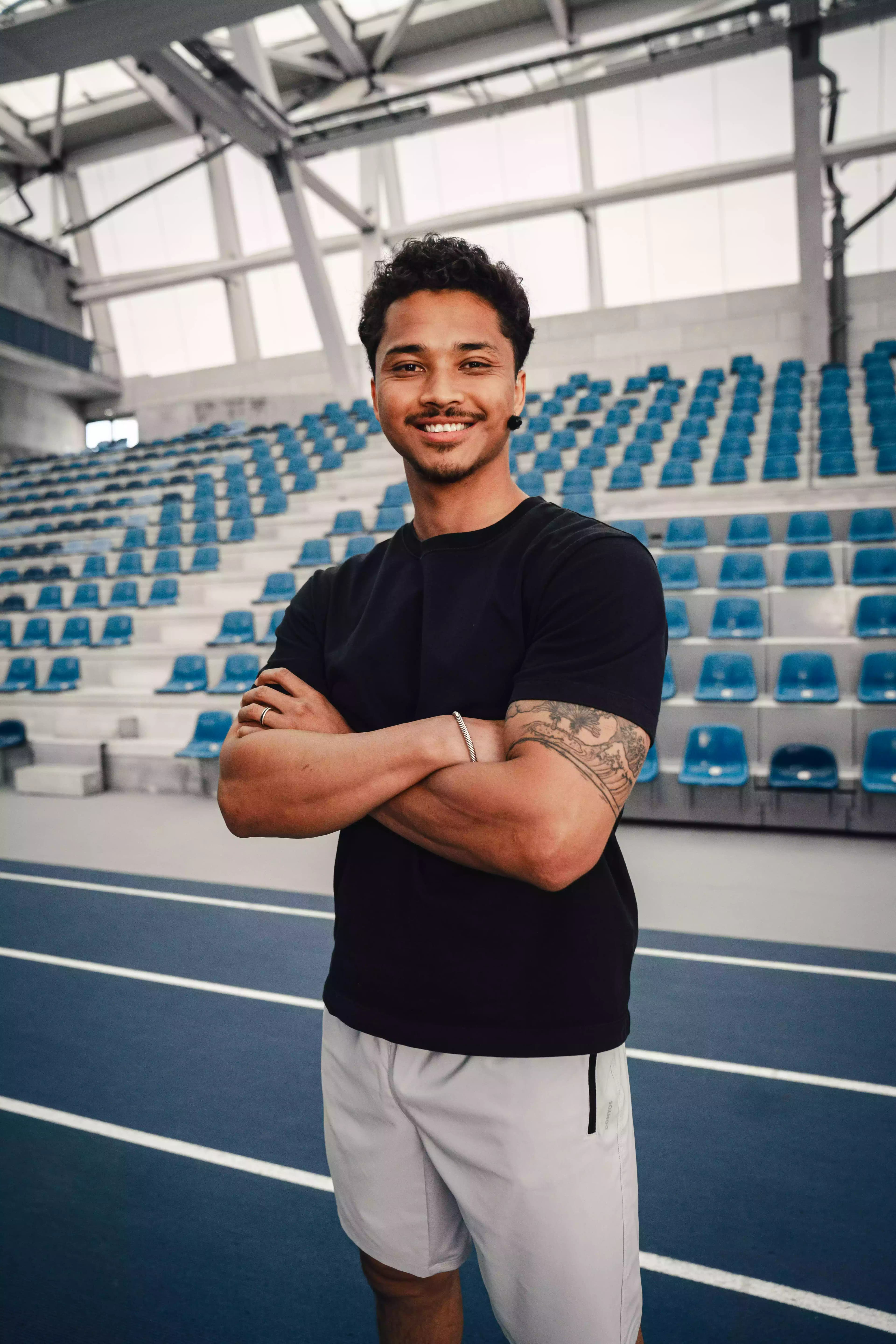 Athlète souriant en salle de sport Keepcool, bras croisés, court vêtement sport.