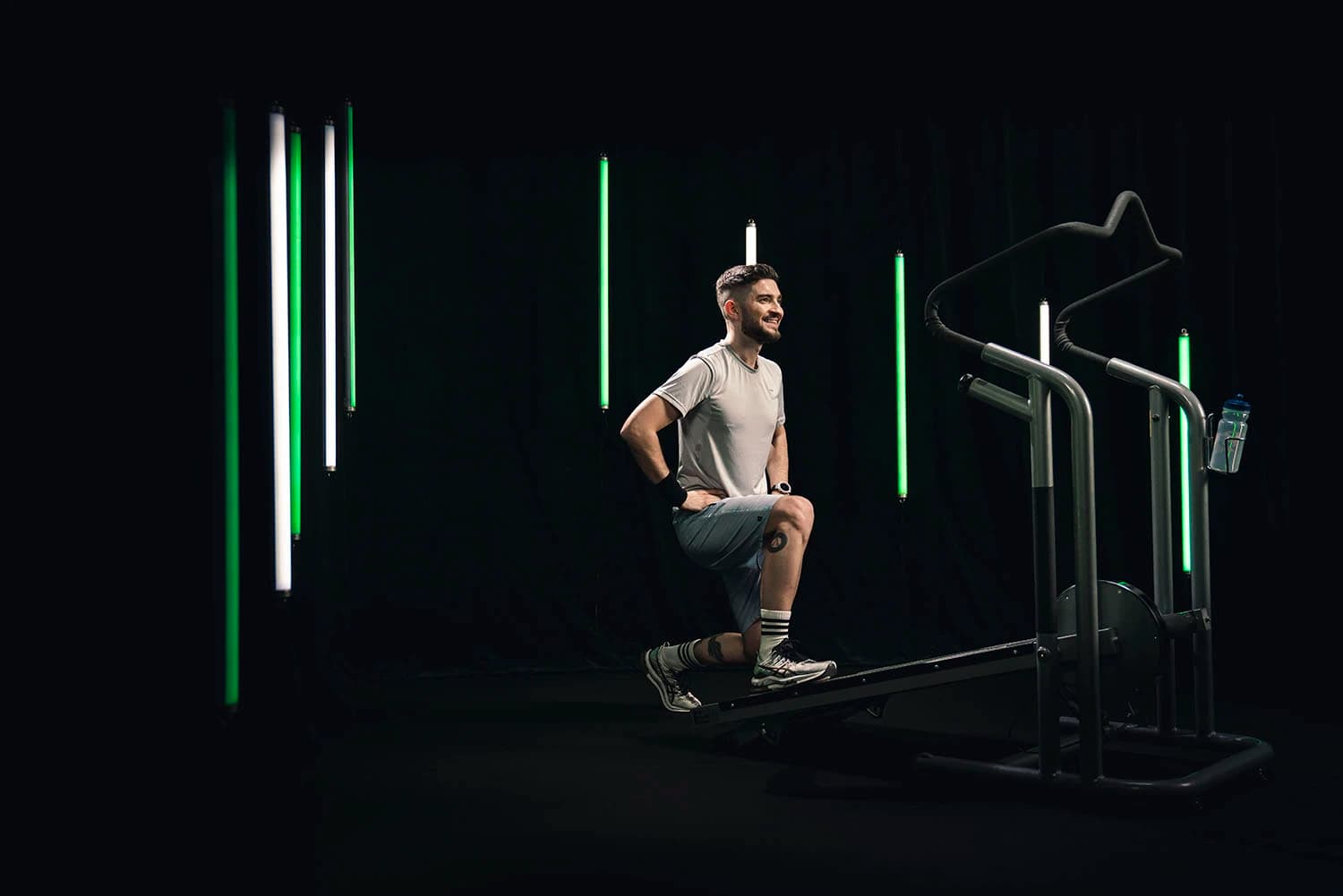Homme utilisant tapis de course en salle de sport moderne Keepcool